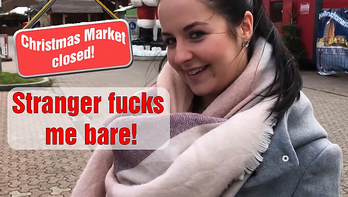 Fremder fickt mich auf dem Weihnachtsmarkt ohne Kondom