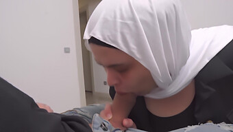 Muslimská Milfka Dostane Nečakaný Záblesk Vtáka V Čakárni Nemocnice