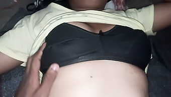 Une Fille Chaude Du Village En Inde Passe La Nuit Avec Sa Sexy Bhabhi Dans Une Scène De Sexe En Webcam