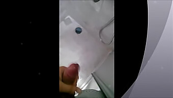 POV Masturbation mit explosivem Höhepunkt des jungen Stechers