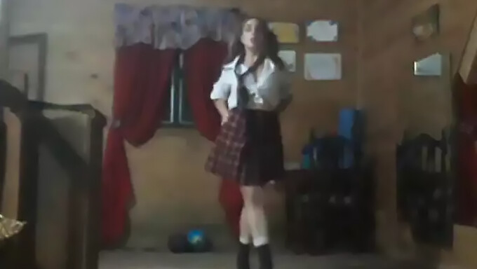 Colegiala latina domina en público a su novio cornudo