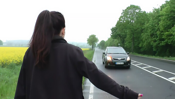 Motoristas alemães permitem que mulheres atraentes e promíscuas sentem-se no carro.