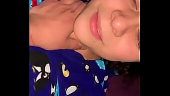 Joven Belleza Mexicana Disfruta Del Placer Oral Con Su Pareja Mientras Sus Padres Están Ausentes