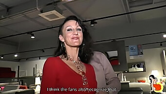 Una MILF cougar selvaggia viene penetrata analmente in un negozio di letti