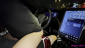 Bailey Base, Una Encantadora Adolescente, Se Involucra En Actividad Sexual Con Su Partido De Tinder Dentro De Su Tesla Mientras Conducen - Capturada En Calidad 4k