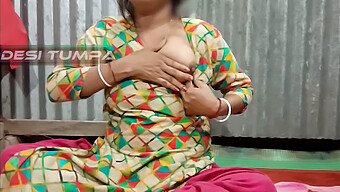 Desi Tinder妈妈在丈夫不在时露出她大而白的乳房和紧致多汁的阴道