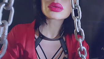 La Dominatrix Emma Reina Suprema En El Juego Bdsm Con Juguetes Sexuales Y Azotes