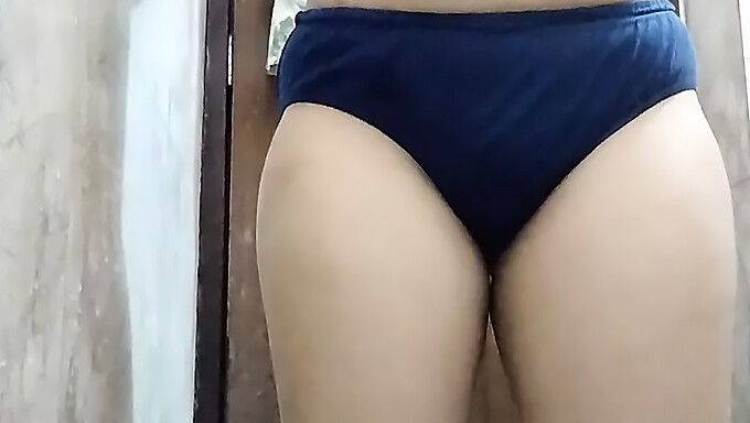 Esposa indiana Desi se satisfaz com os dedos