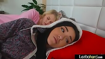 Adolescente Lesbiene Sexy Lily Rader Și Kiley Jay Se Angajează În Sex Lesbian Fierbinte