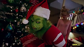 Grinch Temalı Iç Çamaşırıyla Genç Seks Partisi