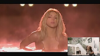 Shakira e Rihanna fazem uma paródia quente de "Can't Remember to Forget You" com twerk e sexo sensual.