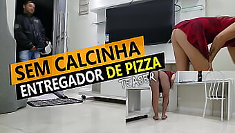 Cristina Almeida Muestra Sus Atributos Mientras Espera La Entrega De Pizza