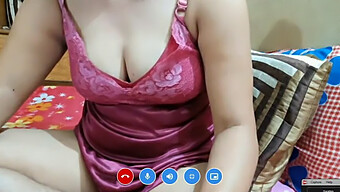 Tía Presume Sus Grandes Tetas Naturales Y Su Coño En La Webcam