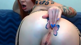 Tatuoidun Web-Kameraesiintyjän Flaunts Butterfly Ink