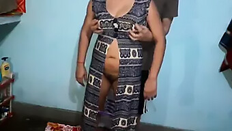 印度家庭主妇狠狠地操desi阿姨的大自然乳房和屁股