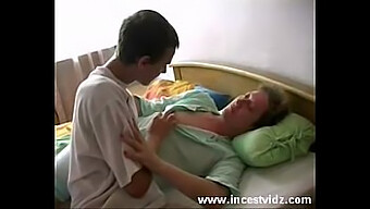 Madre MILF e hijo adolescente exploran sus deseos sexuales