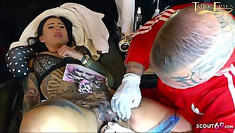 La giovane tedesca Snowwhite fa un combo di tatuaggi e pompini dal vivo in questo video estremo