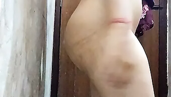 Desi Aunty Fingering And 18-Year-Old Indian Girl Masturbating In Amateur Video