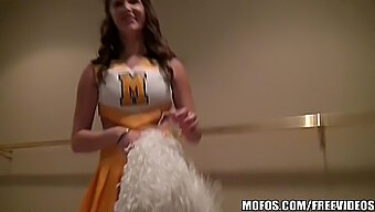 Holly, Cheerleader, Viser Sin Begejstring I Denne Mofos-Video