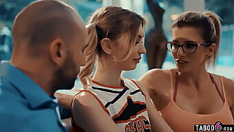 Bir Eş, Kocasının Zevki Için Genç Bir Cheerleader Tutar.