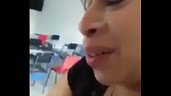 Mi profesora MILF me hace una mamada profunda en el aula