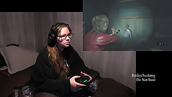 Kijk Hoe Een Brunette Met Natuurlijke Tieten En Grote Kont Speelt Door Deel 2 Van Strip Resident Evil 2